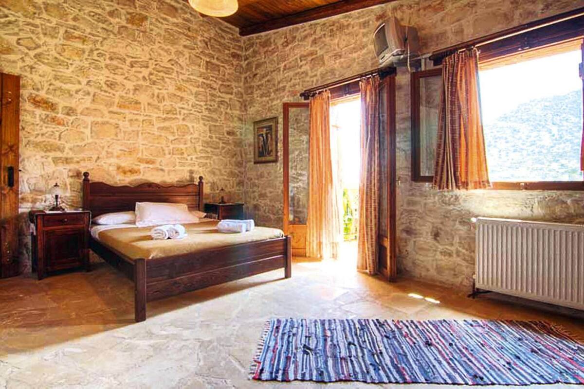 1 bedroom, individually furnished