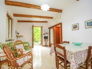 Elite House, 2 Bedrooms | Living room - Luxurious Mansion in Sorrento With Garden (Sorrento)