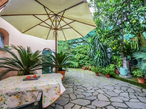Deluxe House, 2 Bedrooms | Outdoor dining - Luxurious Mansion in Sorrento With Garden (Sorrento)