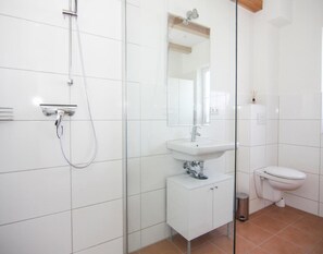Badkamer | Een douche, een haardroger