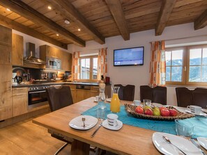 Comfort House, 4 Bedrooms | Private kitchen | Fridge, microwave, oven, high chair