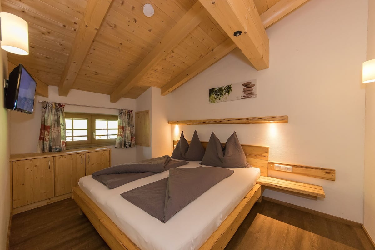 Comfort House, 5 Bedrooms | 15 bedrooms, individually furnished, bed sheets