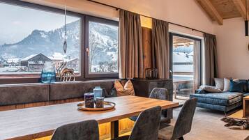 Comfort House, 4 Bedrooms | Dining