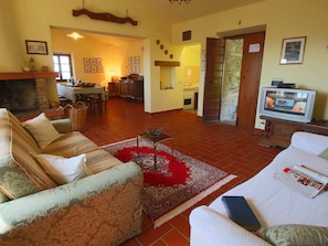 Deluxe House, 2 Bedrooms | Living room