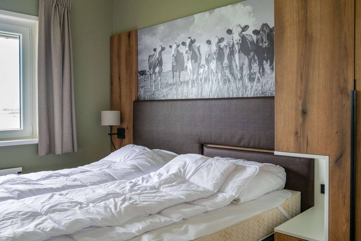 40 bedrooms, individually furnished, bed sheets