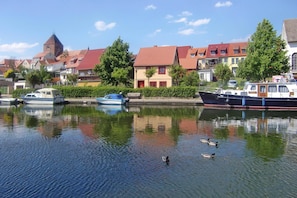 A calm river with boats, a duck, and houses with red roofs. - Apartment Hafenflair am Plauer See, Plau am See (Plau am See)