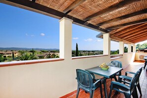 Deluxe Apartment, 2 Bedrooms | Outdoor dining - Residence Le Corti di Montepitti, Suvereto (Suvereto)