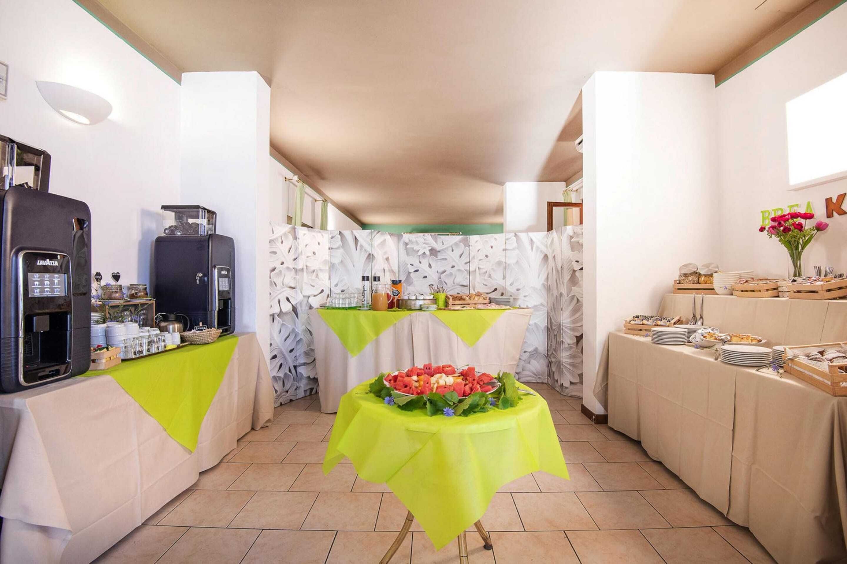 6 camere, con arredamento individuale