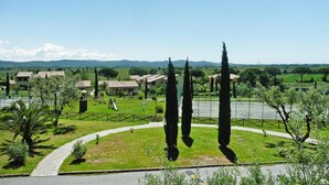 A residential area with houses, a playground, and tall cypress trees. - Residence Le Corti di Montepitti, Suvereto (Suvereto)