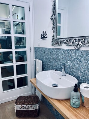 Shower, hair dryer, towels, soap - 10 minutes from Termini station, family-friendly apartment.  (Roma)