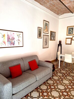 Smart TV, books - 10 minutes from Termini station, family-friendly apartment.  (Roma)