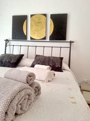 2 bedrooms, desk, iron/ironing board, free WiFi - 10 minutes from Termini station, family-friendly apartment.  (Roma)