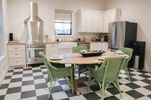 Fridge, oven, stovetop, dishwasher