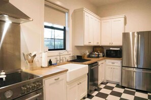 Réfrigérateur, un four, surface de cuisson, lave-vaisselle