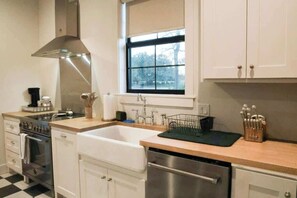 Fridge, oven, stovetop, dishwasher