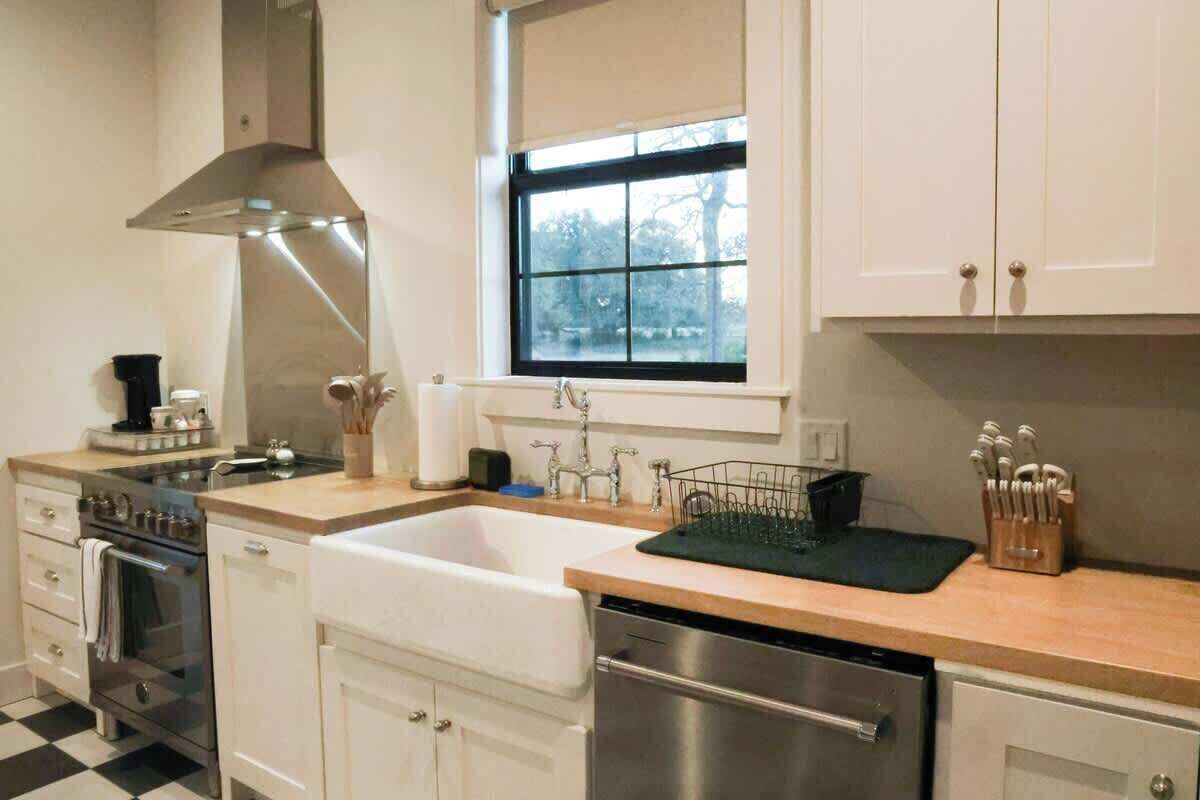 Réfrigérateur, un four, surface de cuisson, lave-vaisselle