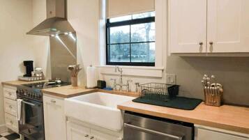 Réfrigérateur, un four, surface de cuisson, lave-vaisselle