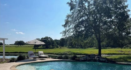 SHOW AVAILABILITY | 10 Min. to RT or Fayetteville | Hot Tub | Pool | Cottage Sleeps 6