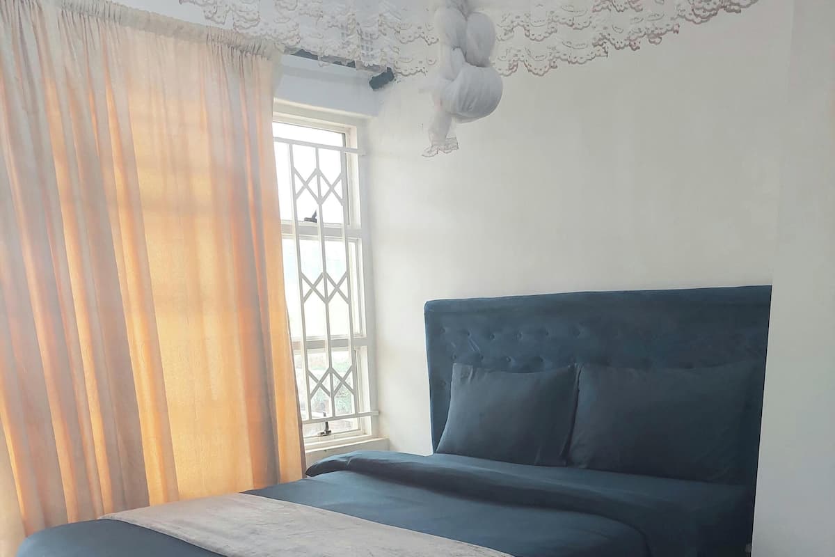 Schreibtisch, laptopgeeigneter Arbeitsplatz, kostenloses WLAN