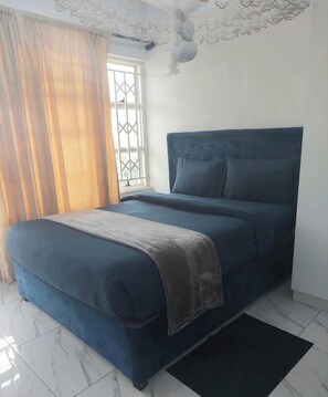 Escritorio, espacio para trabajar con laptop y wifi gratis 