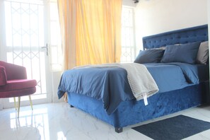 Habitación con 1 cama matrimonial o 2 individuales | Baño | Regadera, toallas, jabón, papel de baño