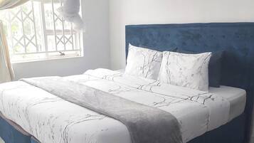 Escritorio, espacio para trabajar con un portátil, wifi gratis