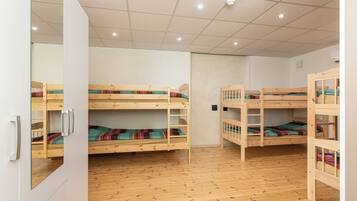 2 bedrooms, iron/ironing board, free WiFi