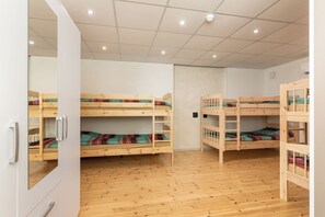 2 bedrooms, iron/ironing board, free WiFi