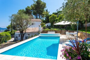 A heated pool - VILLA LA ROSERAIE VI4425 By Riviera Holiday Homes (Mougins)