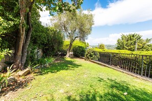 Property grounds - VILLA LA ROSERAIE VI4425 By Riviera Holiday Homes (Mougins)