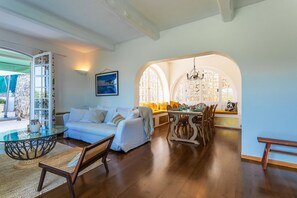 TV - VILLA LA ROSERAIE VI4425 By Riviera Holiday Homes (Mougins)