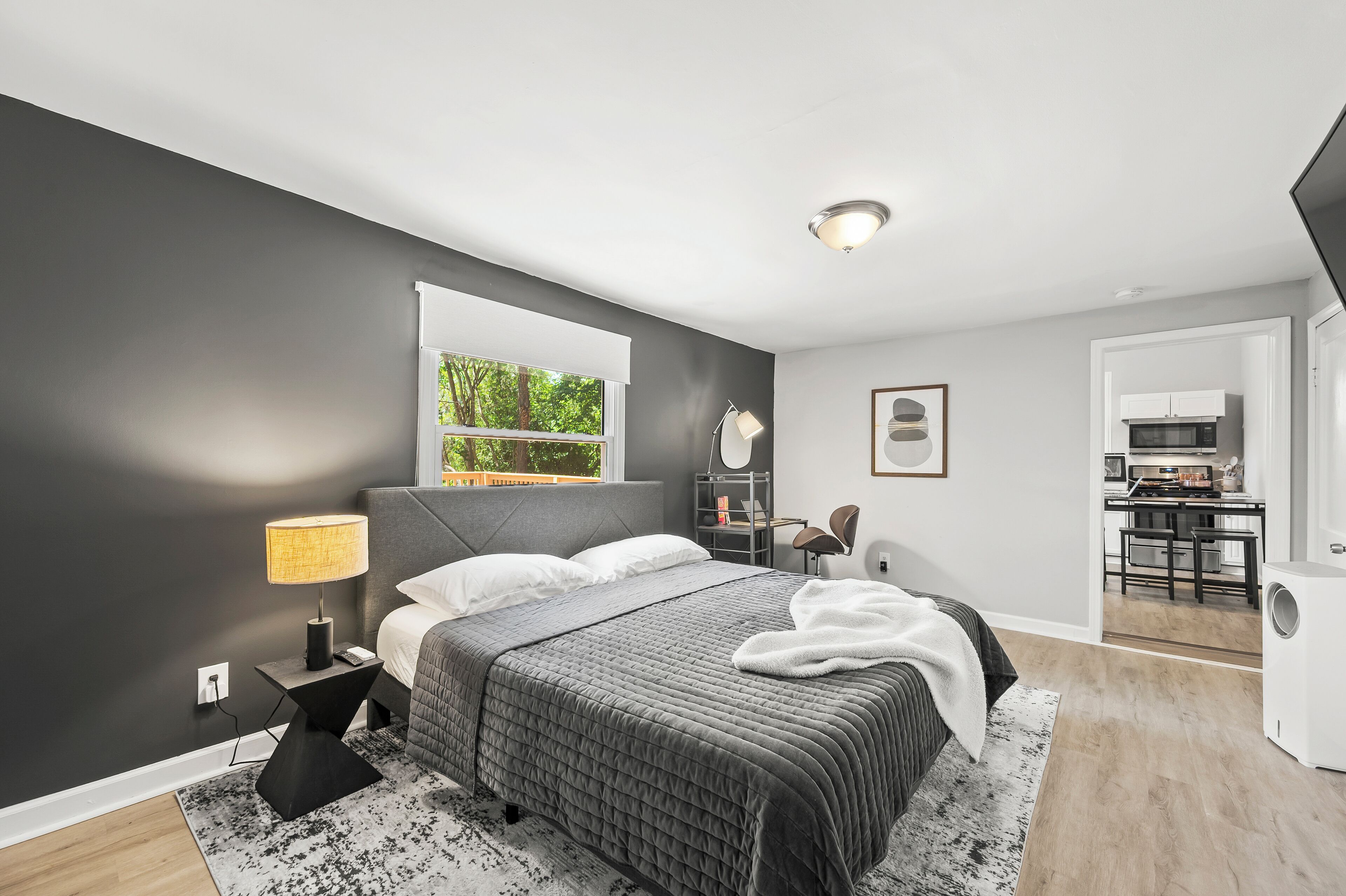 1 多间卧室、办公桌、熨斗/熨衣板、旅行婴儿床