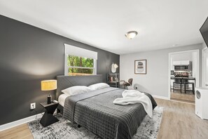 1 Schlafzimmer, Schreibtisch, Bügeleisen/Bügelbrett, Reisekinderbett