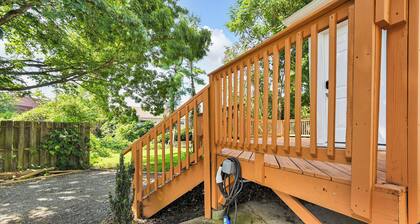 3 mins from Downtown - PS5, King Bed & EV Charger