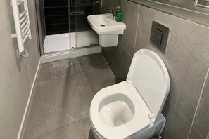 Shower, free toiletries, hair dryer, towels - Apartment - Sleeps 4, Pets Allowed & Free Parking (Manchester)