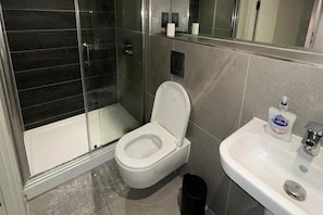 Ducha, artículos de tocador gratuitos, secador de pelo, toallas