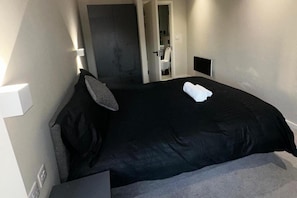 2 bedrooms, desk, free WiFi, bed sheets - Apartment - Sleeps 4, Pets Allowed & Free Parking (Manchester)