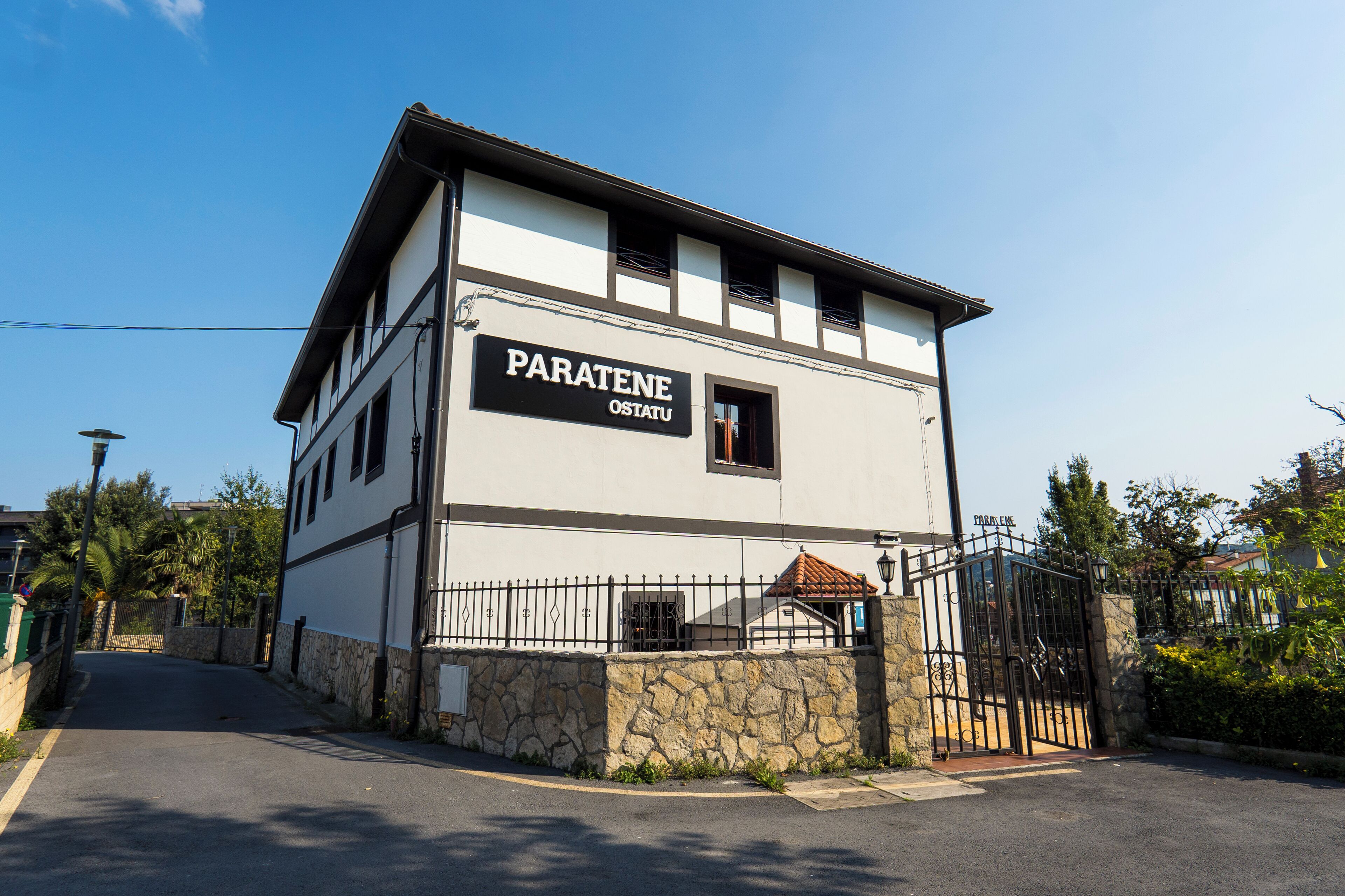Un edificio de dos pisos con un letrero que dice "PARATENE OSTAUTU".