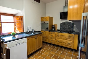 Family Apartment, Garden View | Private kitchen