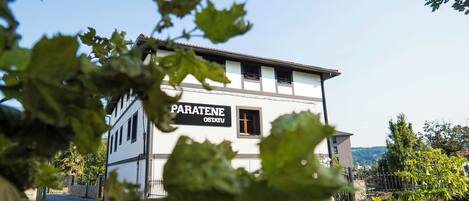 Un edificio de dos pisos con un letrero que dice "PARATENE OSTATU".