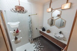 Dusche, Haartrockner, Handtücher, Seife