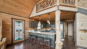 Ein Holzinterieur mit einer zentralen Barinsel, dunklem Holzboden und einer dekorativen Decke.