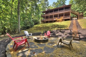 Property grounds - Pet-friendly, family-sized, hot tub, firepit, pool table, WiFi (Blairsville)