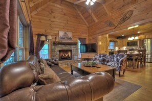 Smart TV, fireplace - Pet-friendly, family-sized, hot tub, firepit, pool table, WiFi (Blairsville)