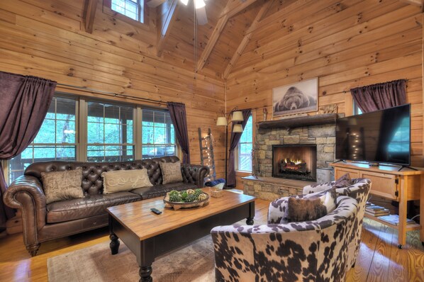 Smart TV, fireplace - Pet-friendly, family-sized, hot tub, firepit, pool table, WiFi (Blairsville)