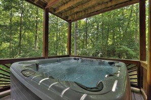 Outdoor spa tub - Pet-friendly, family-sized, hot tub, firepit, pool table, WiFi (Blairsville)