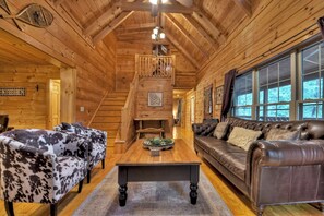 Smart TV, fireplace - Pet-friendly, family-sized, hot tub, firepit, pool table, WiFi (Blairsville)