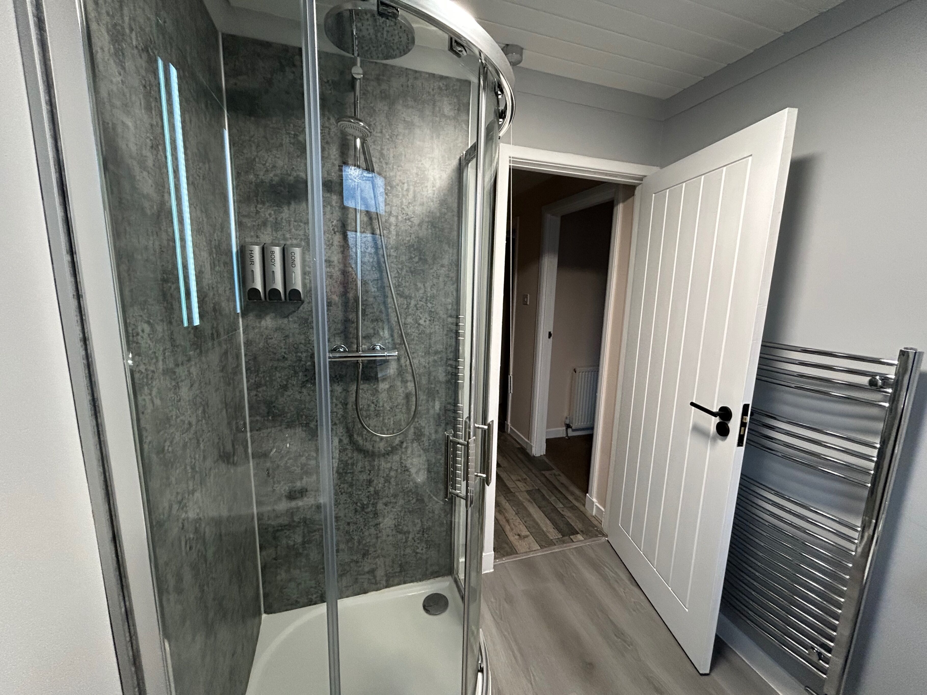 Talo | Kylpyhuone | Suihku, hiustenkuivaaja, pyyhkeet