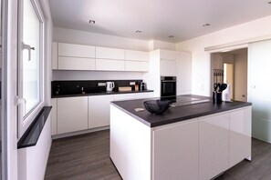 Fridge, microwave, oven, stovetop - Design apartment centrally located in Andernach with top view, WiFi, kitchen, parking space (Andernach)