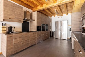 Fridge, microwave, oven, stovetop - La Tanière : Exceptional Alpine chalet with heated pool & sauna - 14 pers (Vars)